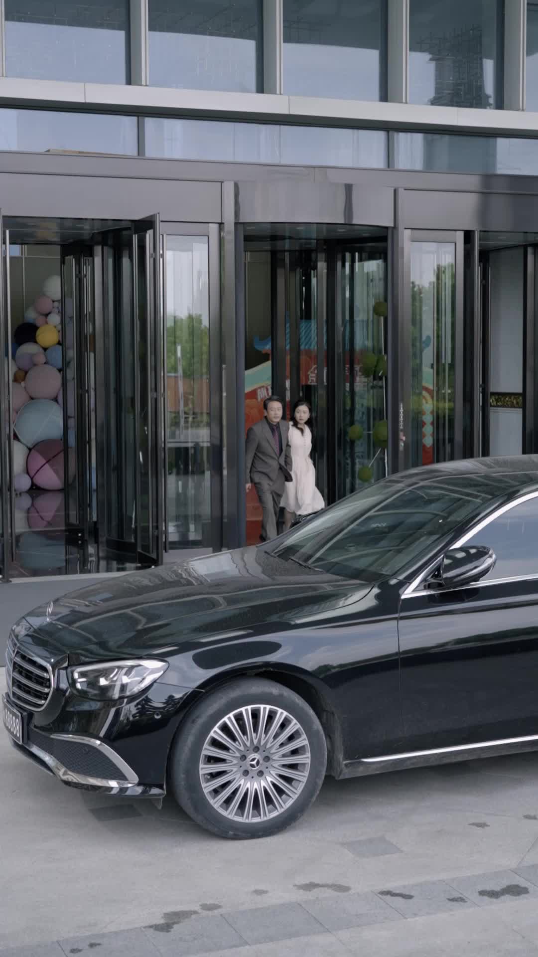 الحلقة 53 - تزوجت أغنى رجل وعمري خمسين